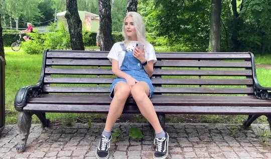 Русская девушка на публике отсосала член и раздвинула ноги для порки