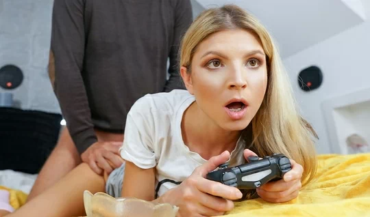 Русская геймерша трахается раком с любовником не отрываясь от игры