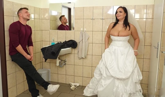 Невеста-толстушка изменила своему жениху в туалете
